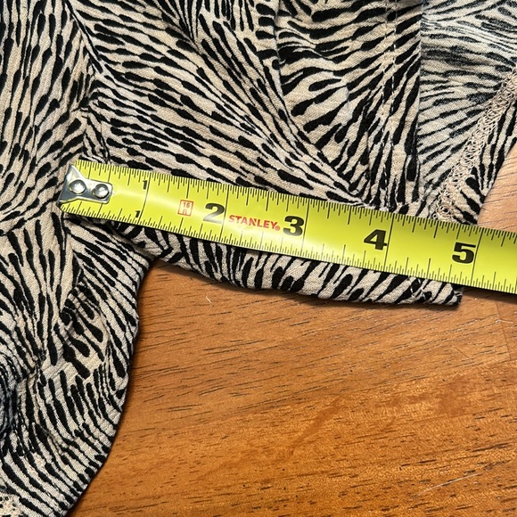 Womens pull on shorts size medium. - Picture 4 of 5